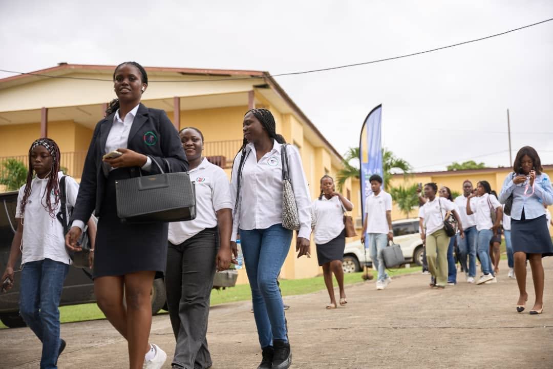 Étudiants gabonais arrivant sur le site du salon