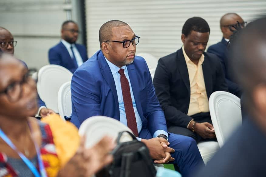 Participants attentifs pendant une conférence du SEFI